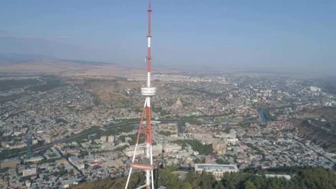 高电视塔在山上的公园Mtatsminda。