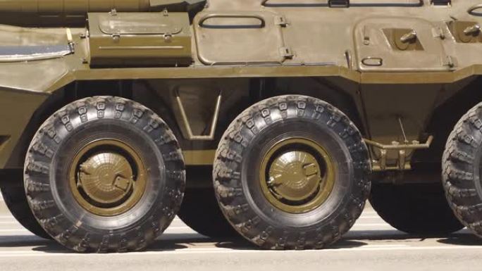 装甲运兵车的橡胶轮胎特写，胎面大的橡胶轮胎克服无法通行的道路和泥泞，阳光明媚的日子里俄罗斯制造的装甲