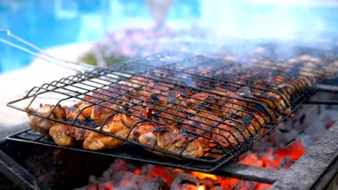 鸡肉烧烤是由酒店的厨师在游泳池旁用蓝色的水在大烤架上烹饪的。埃及