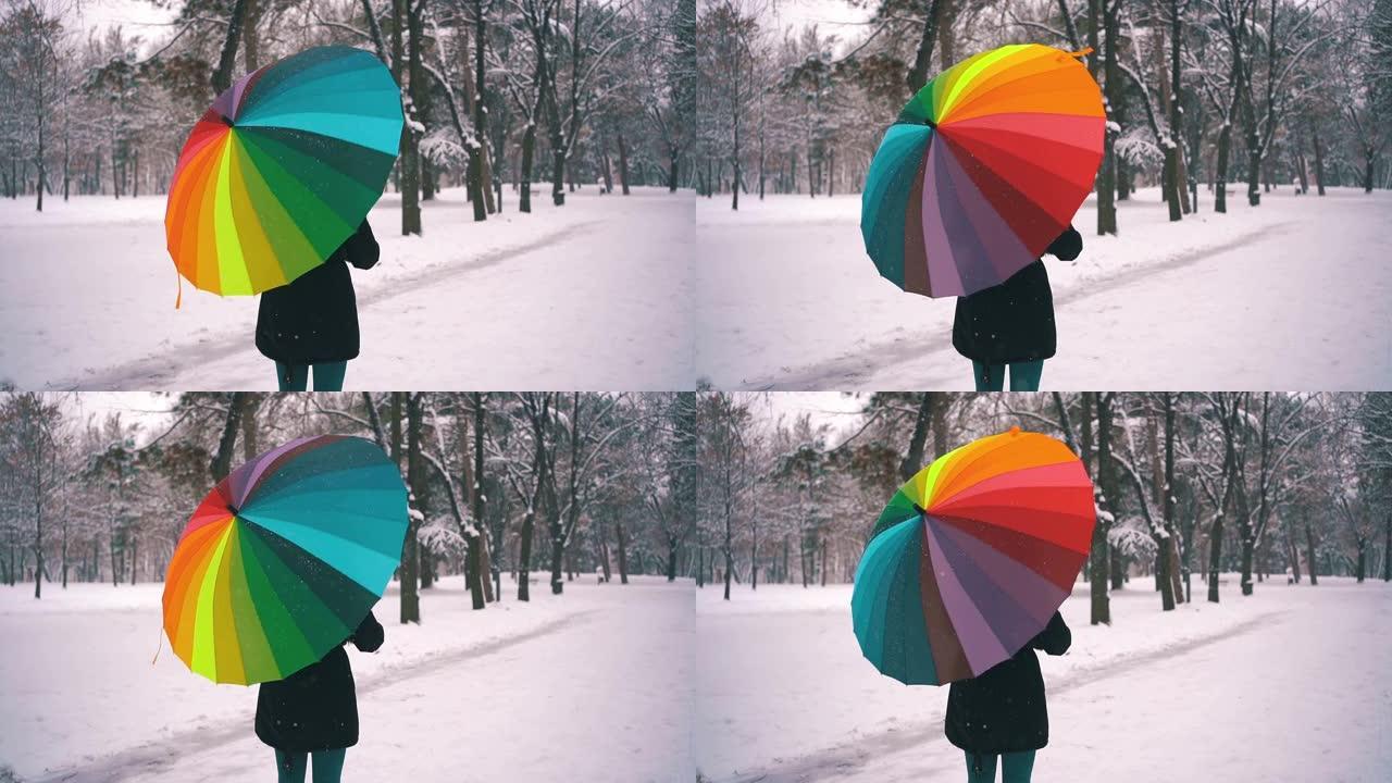 女人在冬季公园打伞
