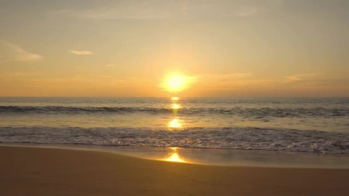 日落金色沙滩海和金色天空背景