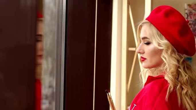 窗户附近一个穿着红色连衣裙和帽子的年轻女孩的肖像。艺术。
