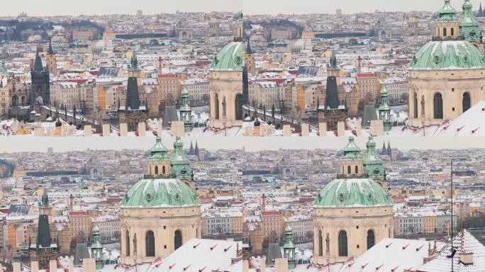 冬季布拉格老城全景。屋顶和塔楼上有雪。