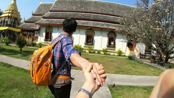蜜月期间，年轻夫妇牵着男人的手一起旅行
