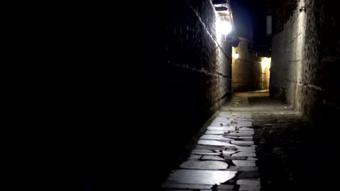 神秘的狭窄小巷，夜晚有石制路面灯笼