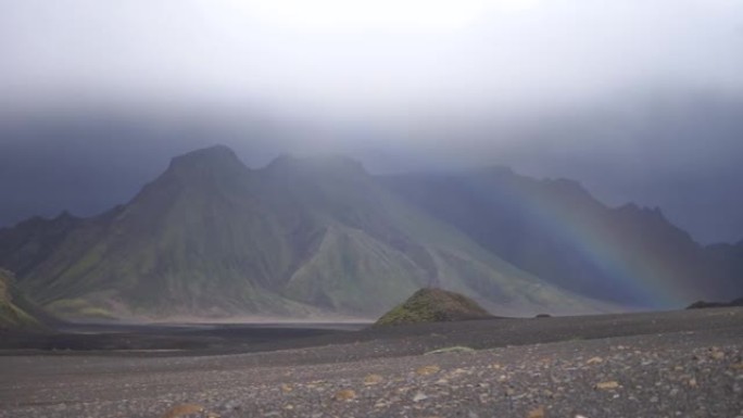 下雨时火山景观的全景，山上有彩虹。冰岛，Laugavegur徒步旅行