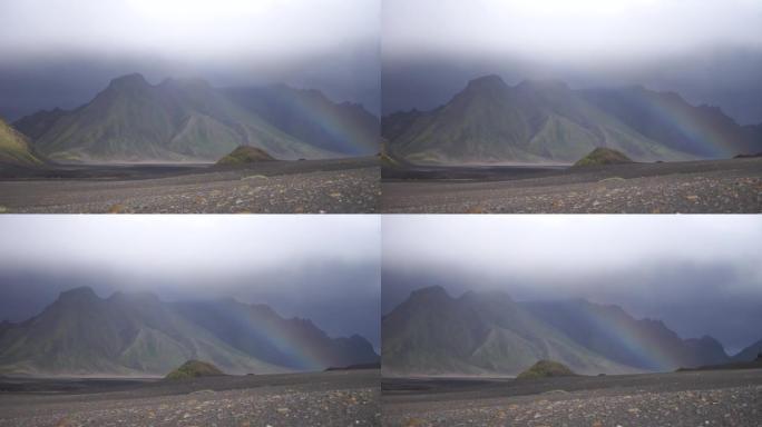 下雨时火山景观的全景，山上有彩虹。冰岛，Laugavegur徒步旅行