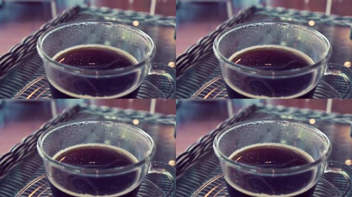 热黑咖啡饮料放在咖啡馆的桌子上，用水蒸汽