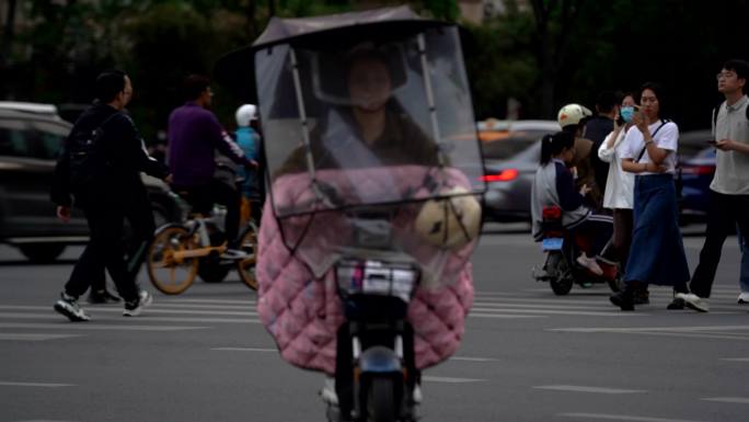 人流 过马路 慢镜头 西安朱雀大街