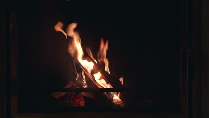 木头在壁炉里燃烧，火焰在火中升起。