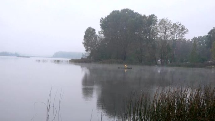 乡村地区湖上雾蒙蒙的渔夫。4K