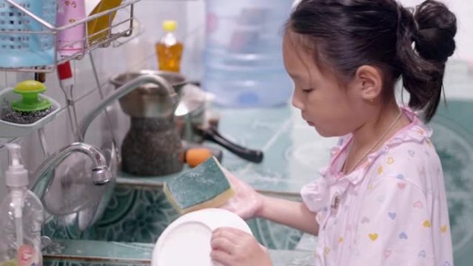 亚洲女孩在家厨房洗碗，生活方式理念。