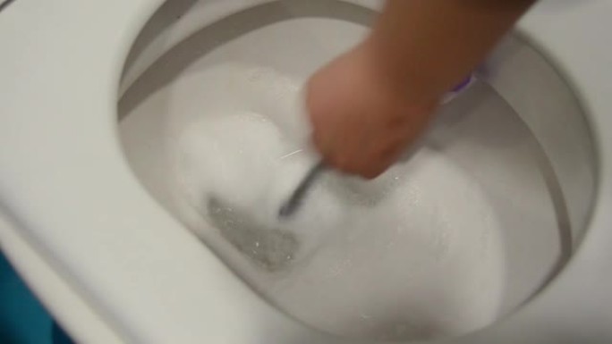 女人用刷子手刷脏马桶-higiene概念