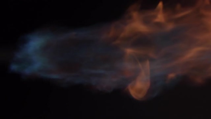 喷雾中极其易燃的材料的点火看起来像喷气发动机，隔离在黑色背景上