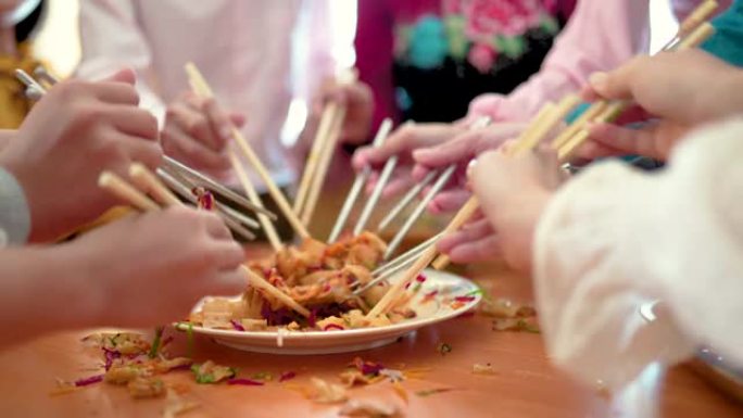 亚洲华人家庭庆祝农历新年传统菜肴生鱼 “楼桑” 繁荣，财富和健康
