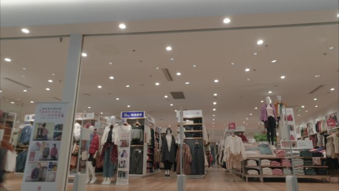 优衣库商场品牌服装实体店延时摄影