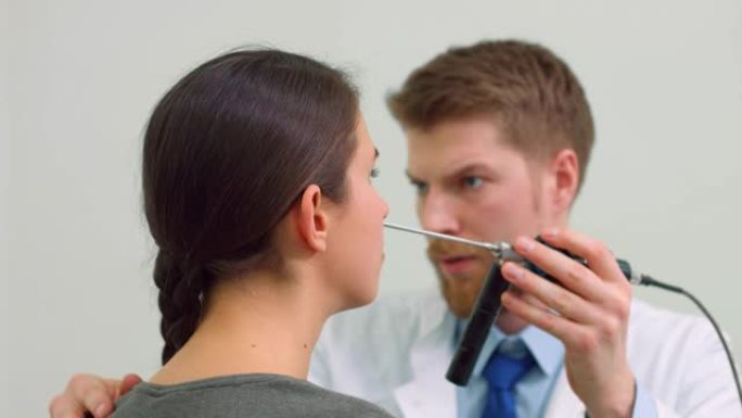 耳鼻喉科医生用电子内窥镜检查病人