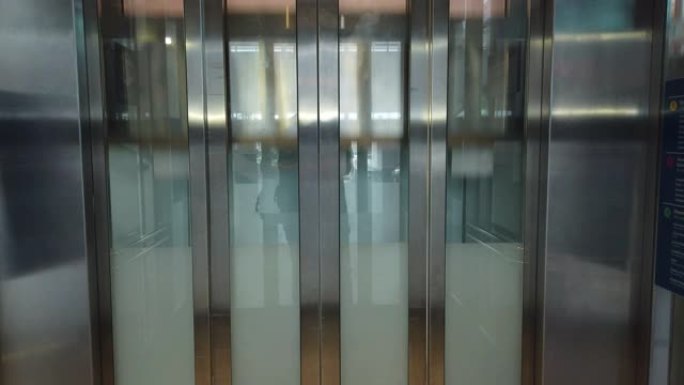 在电梯里。