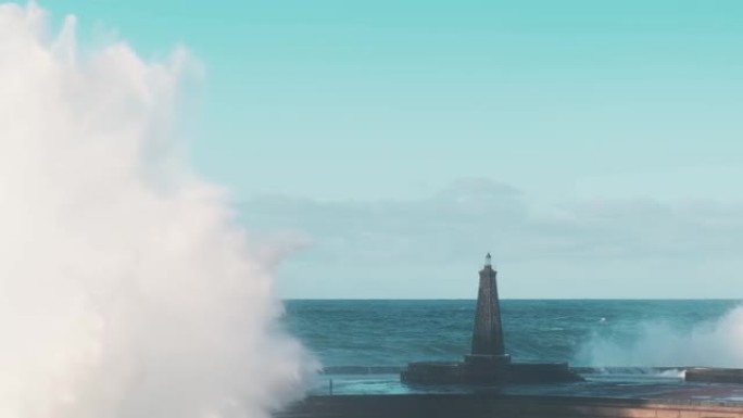暴风浪冲向开阔海洋中的一座孤独灯塔