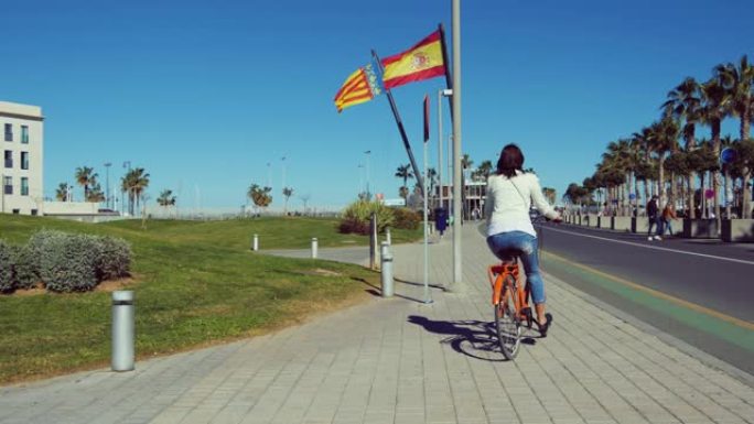 女人在西班牙瓦伦西亚市骑自行车。