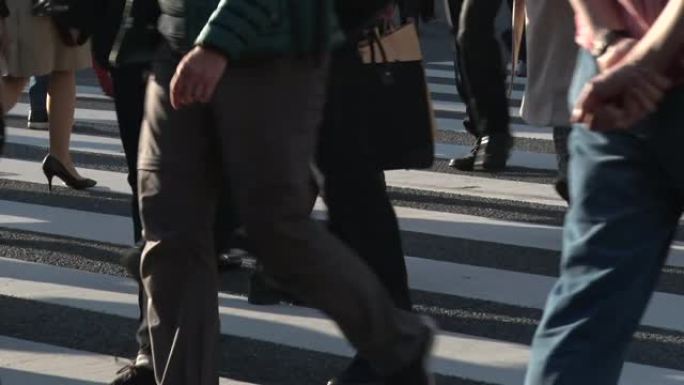 许多人走在涩谷十字路口