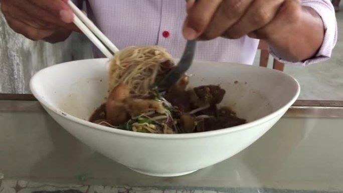 吃牛肉面汤，泰国菜