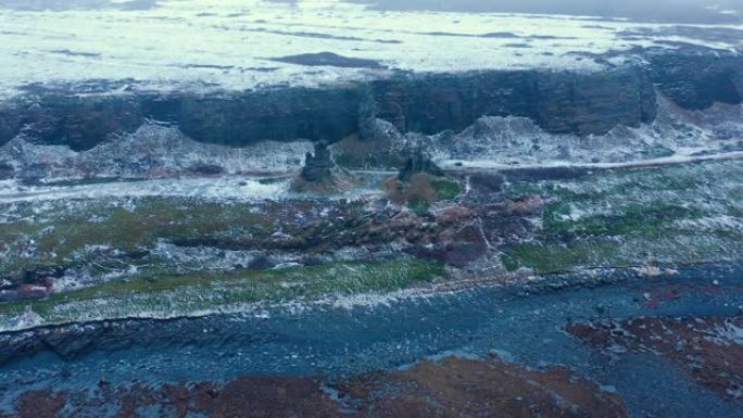 太空外星景观: 海，岩石，冰，雪，沙漠地区。俄罗斯摩尔曼斯克。