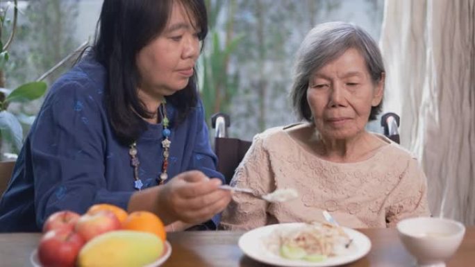 厌倦食物的亚洲高级女性。