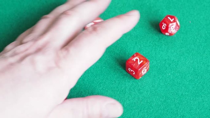 玩家在绿板上扔了许多红色多面体骰子