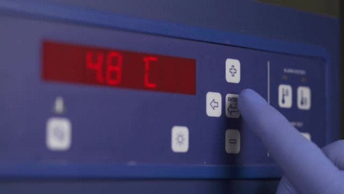 厨房烤箱温度控制面板。面包店工作的烤箱炉子上的温度计。