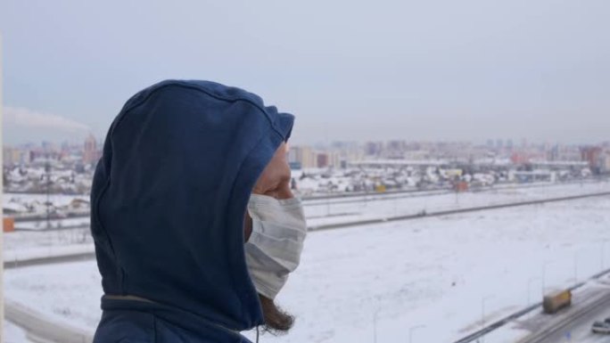在冬季城市，一个戴着头巾和口罩的大胡子男人感染了冠状病毒