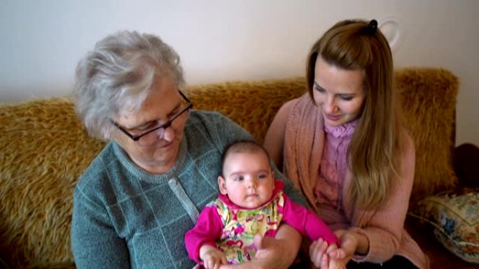 祖母、母亲和婴儿在家