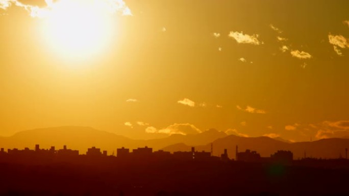 从横滨近郊看黄昏时的山景
横滨是日本城市