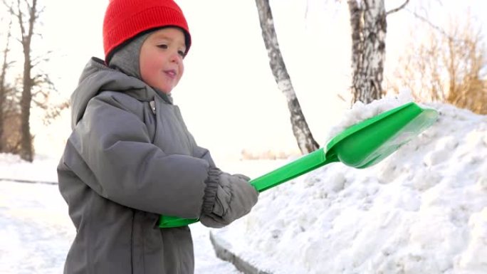 儿童展示雪绿铲