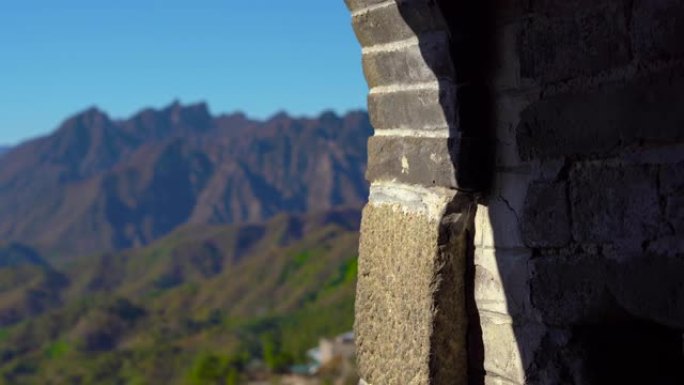 Steadicam拍摄的中国长城在秋天开始时就从山边升起。摄像机在watch望塔的通道中移动，并从墙