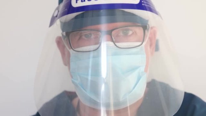成熟军医戴面罩的平移视频肖像