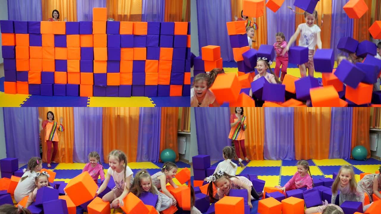 儿童游戏室。玩泡沫立方体。