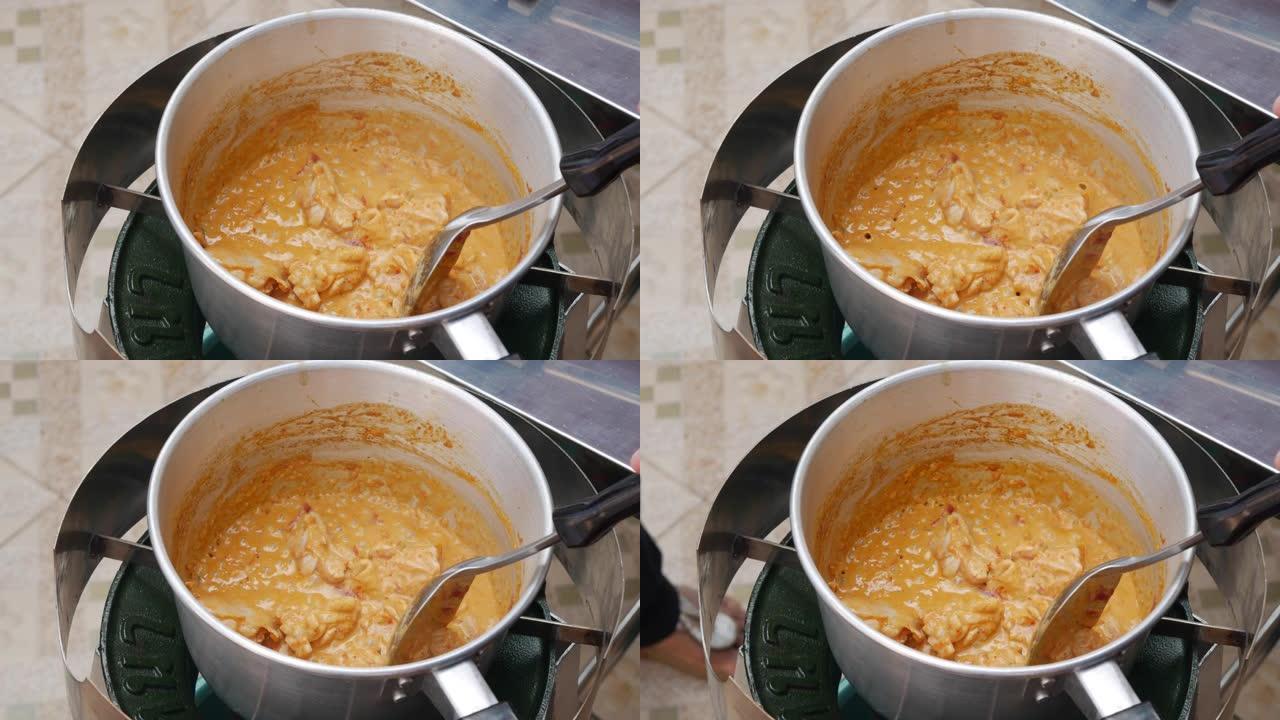 一步一步煮汤姆山药汤。将鸡柳添加到用辣椒酱煮沸的椰奶中。泰国菜。特写。4k