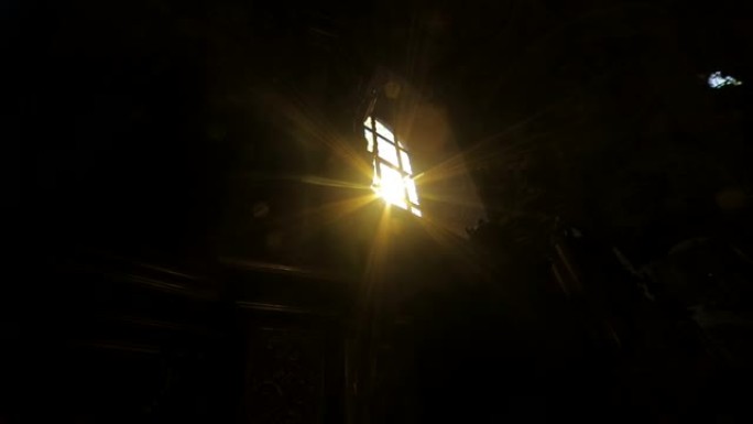 阳光透过寺庙的窗户，一缕缕的光透过窗户