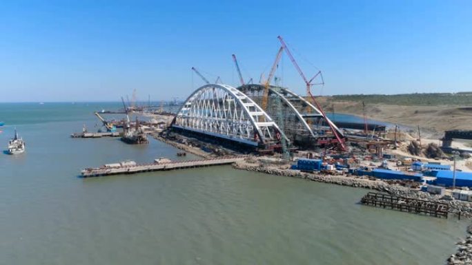 正在建造的克里米亚大桥的拱门。修建横跨刻赤海峡的桥梁。