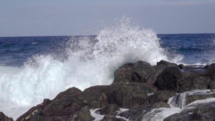 海浪在岩石海岸的石头上飞溅，缓慢的喷雾
