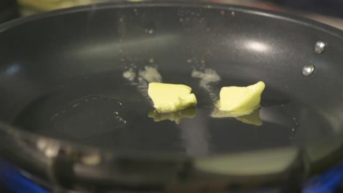 黄油在煎锅中融化