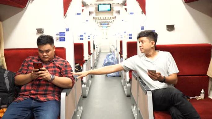 Tow亚洲人喜欢在火车上使用移动智能手机