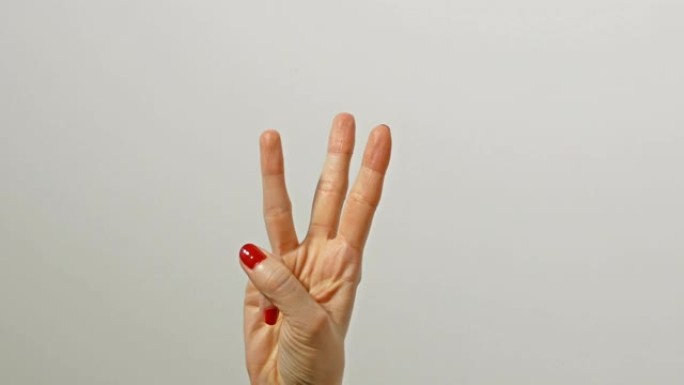 女性手与美丽的红色光泽指甲计数从1到5与手指。
