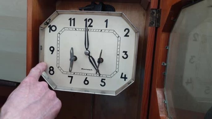 钟表匠调整古董手表。设置旧时钟。