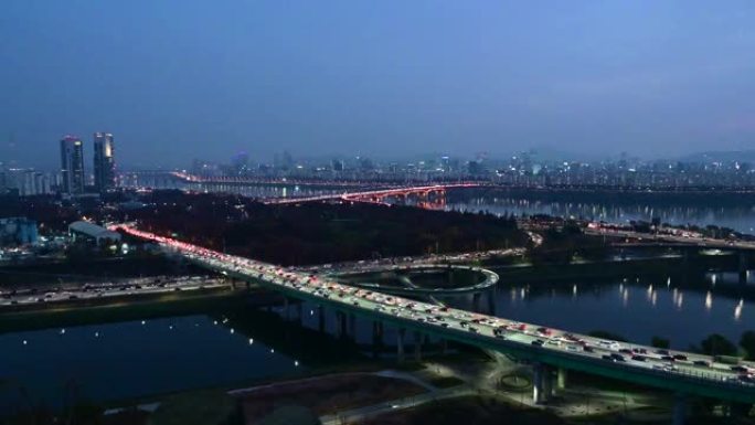 韩国首尔市夜间交通