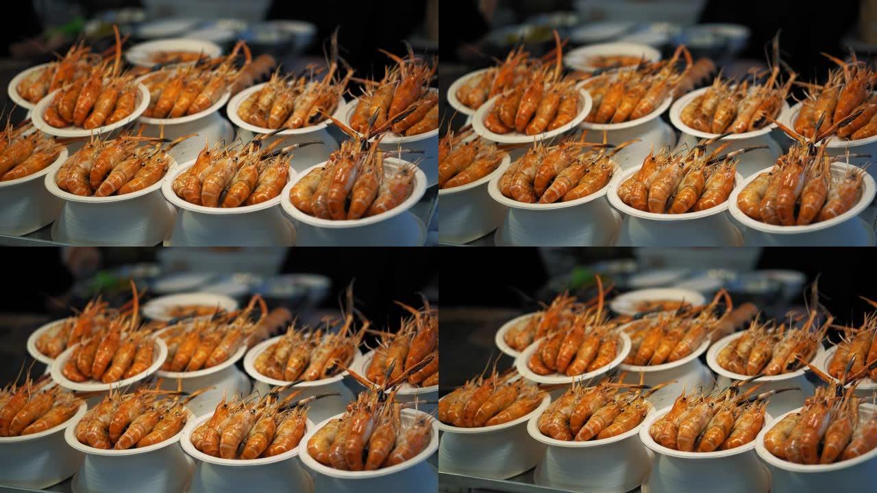 美味的红虾放在盘子里。亚洲传统食品市场的虾菜