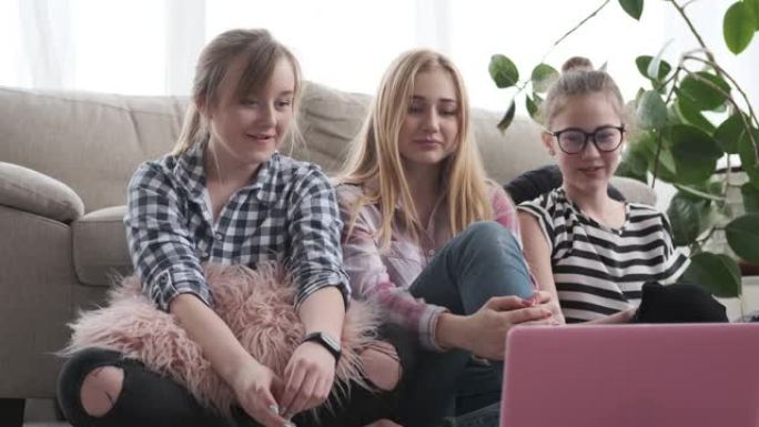 十几岁的女孩使用笔记本电脑进行视频聊天