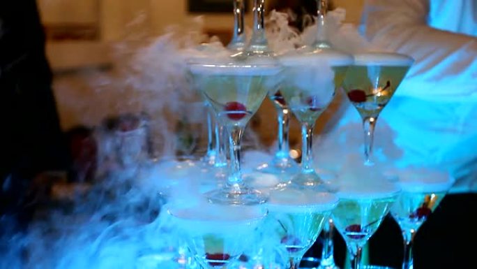派对上的透明香槟杯金字塔。