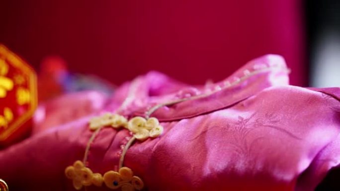 准备春节在篮子里的橘子和木制背景上的中国红包旗袍